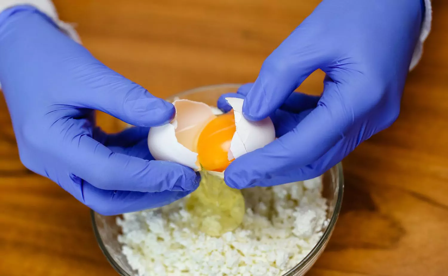 Nitrile Gloves for Cooking Eggs