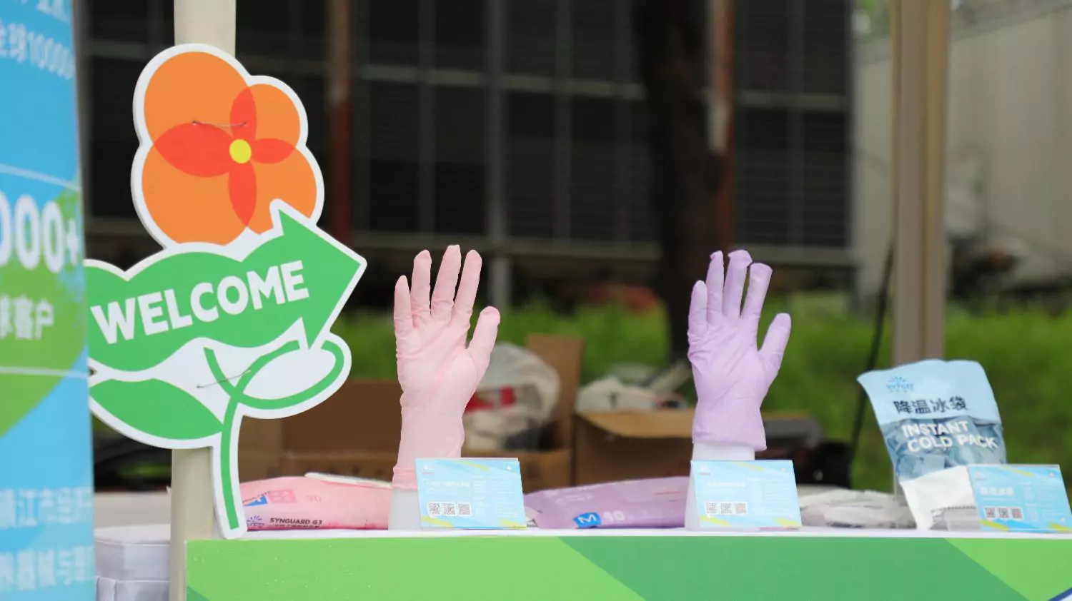 Disposable gloves for event welcome stations, ensuring hygiene and safety