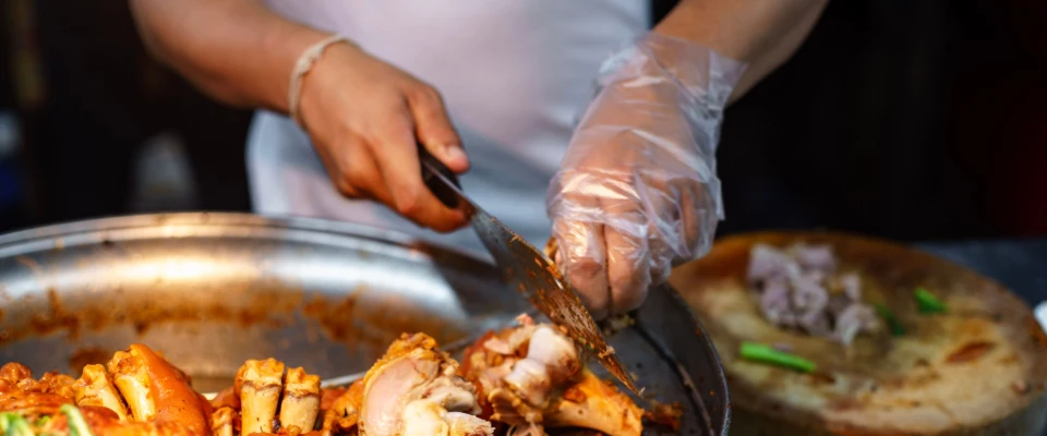Disposable TPE Gloves for safe food handling in a bustling kitchen environment.