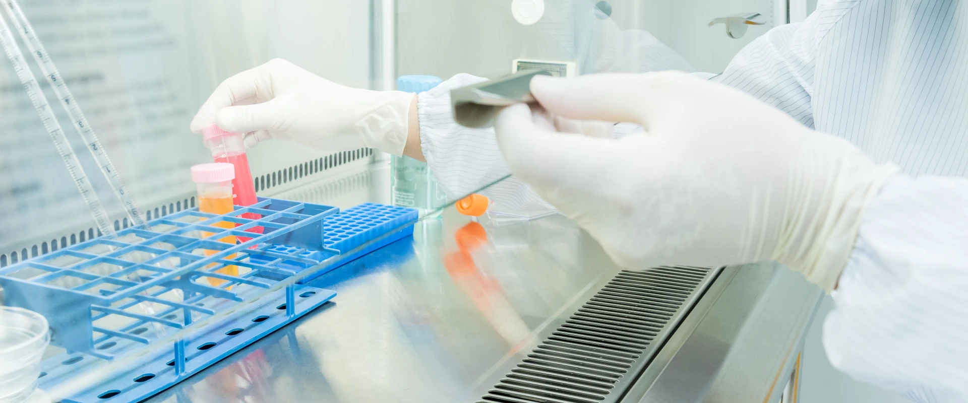 Choose the right nitrile cleanroom gloves. They're key in cleanrooms for product quality, protection, and efficient operations.