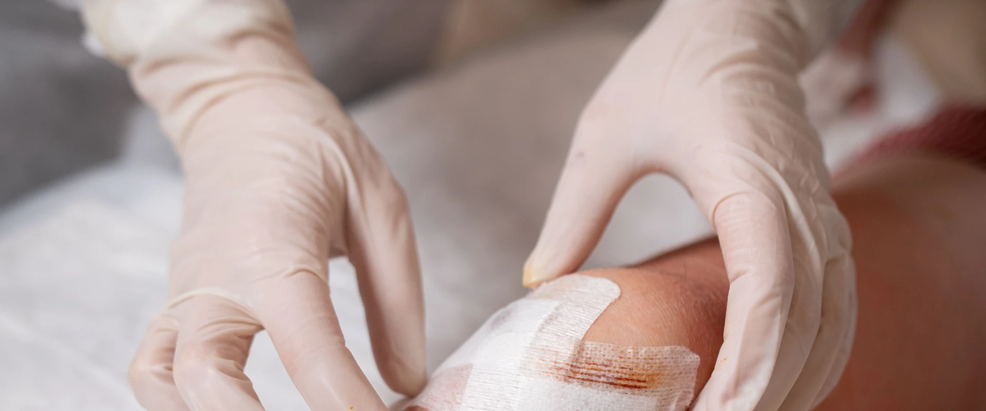 Maintaining Sterility: Why Latex Exam Gloves Still Matter in 2025