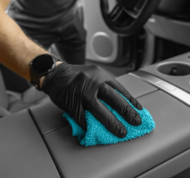 Industrial protection gloves used in industrial cleaning tasks, including surface cleaning, equipment sanitation, and handling of cleaning agents.