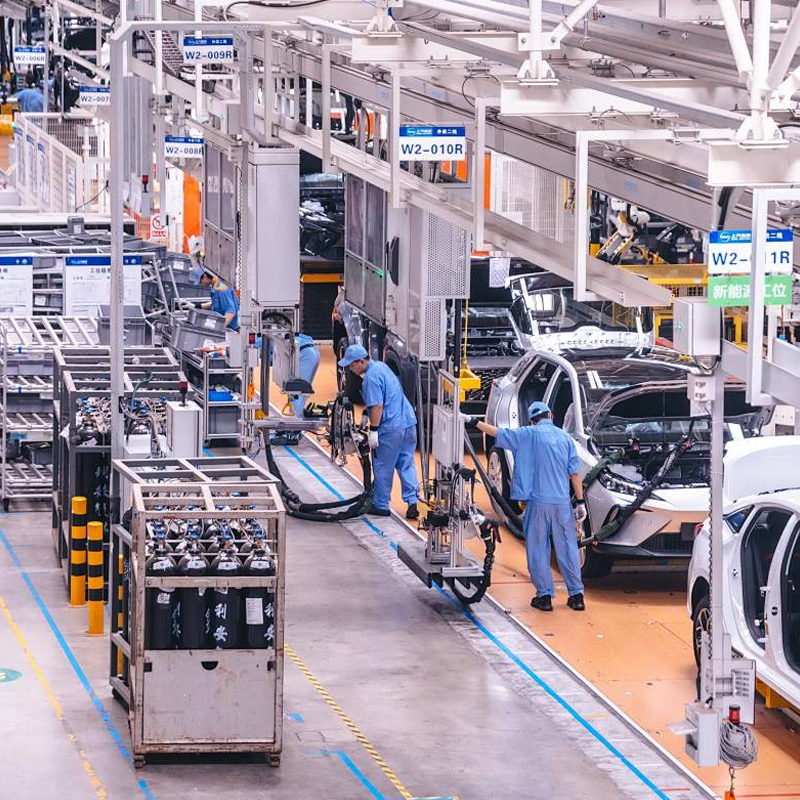 Industrial protection gloves used in manufacturing environments for assembly, production, equipment operation, and routine handling tasks.