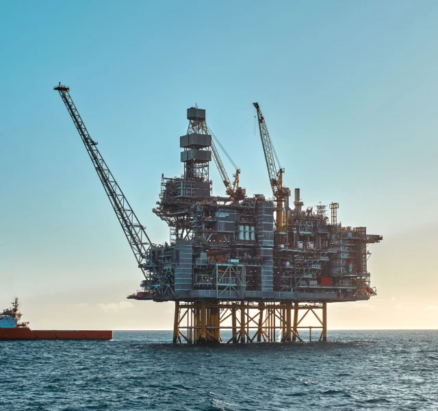 Industrial protection gloves used in oil and gas operations, including equipment handling, maintenance, and exposure to oils and industrial fluids.